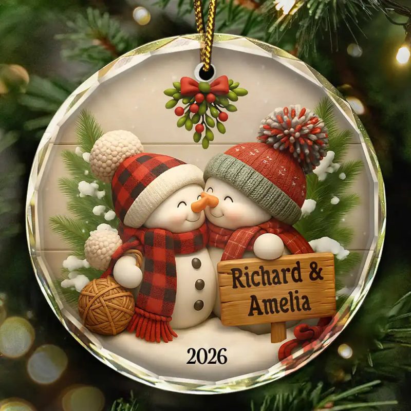 Kissing Snowman Couple Christmas - Personalized Circle Glass Ornament